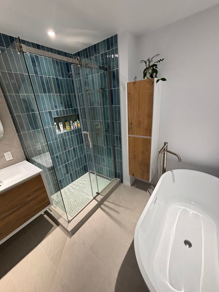 Une salle de bain avec baignoire, lavabo, douche et douche à l'italienne.