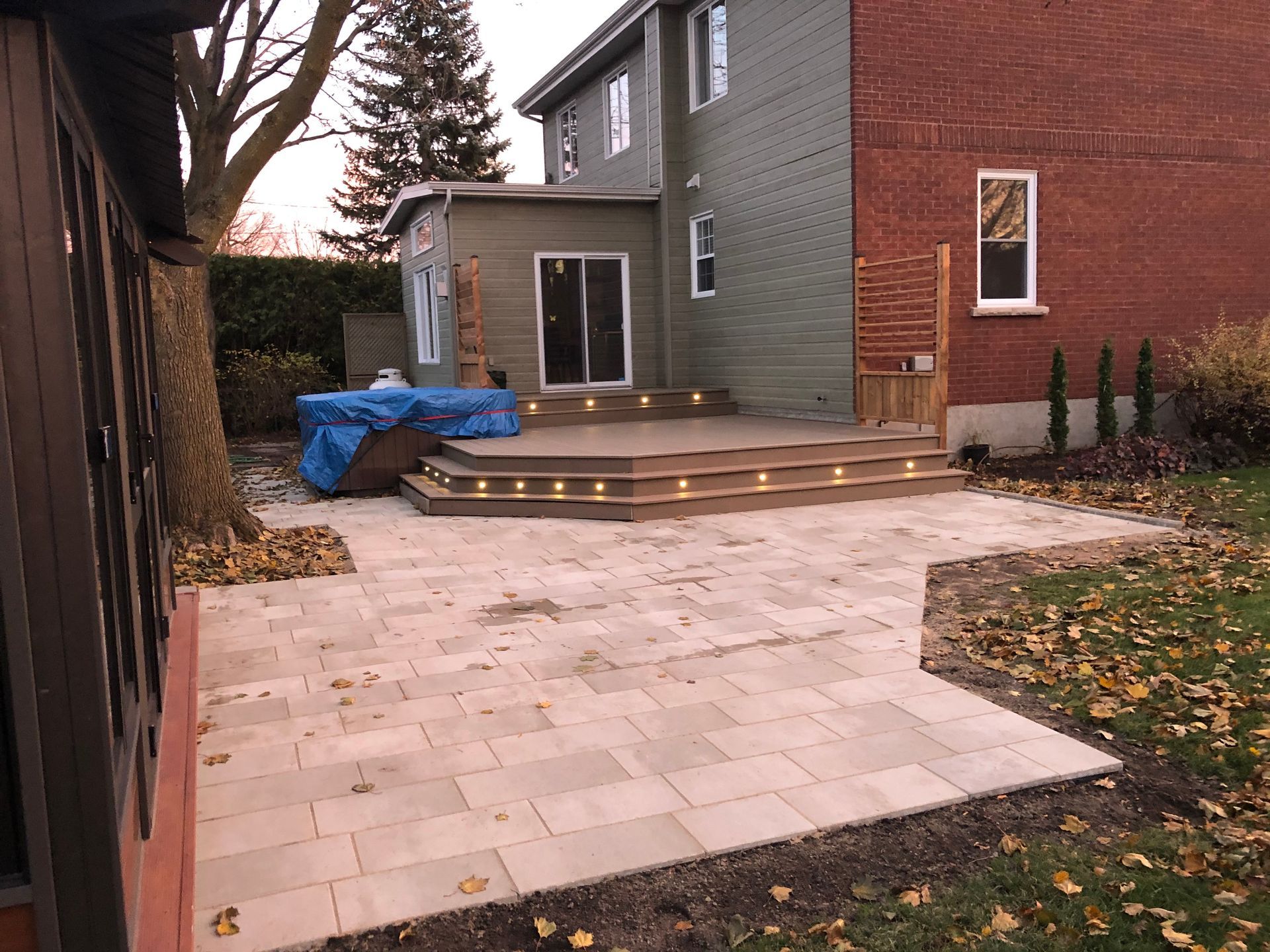 Une maison en briques avec un patio devant