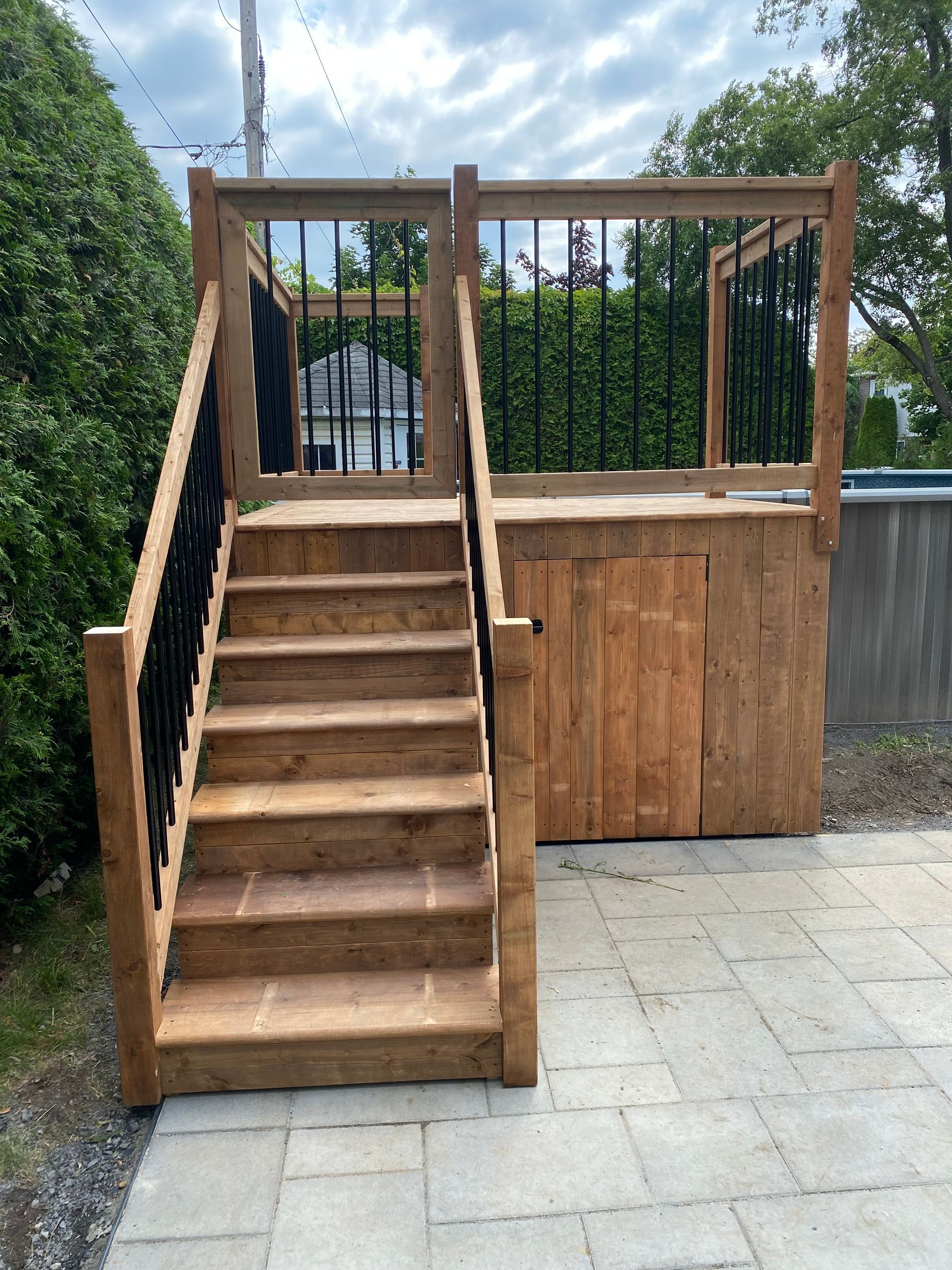 Une terrasse en bois avec des escaliers qui y mènent