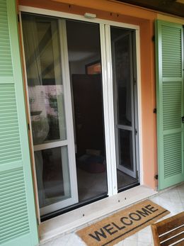 Zanzariera laterale con listello sulla soglia