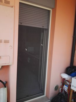 Zanzariera laterale con listello sulla soglia