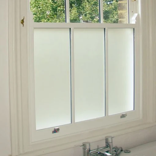 Una ventana blanca en una cocina al lado de un fregadero.