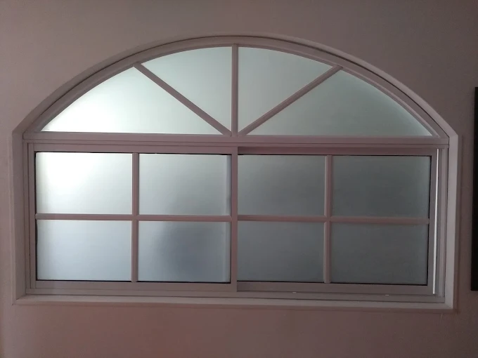 Una ventana con marco blanco y vidrio esmerilado