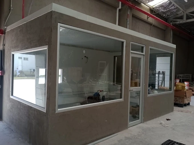 Una habitación con muchas ventanas y una puerta.