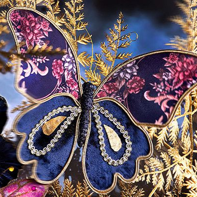 Kopje latte met latte art op een schoteltje en een lepel. 