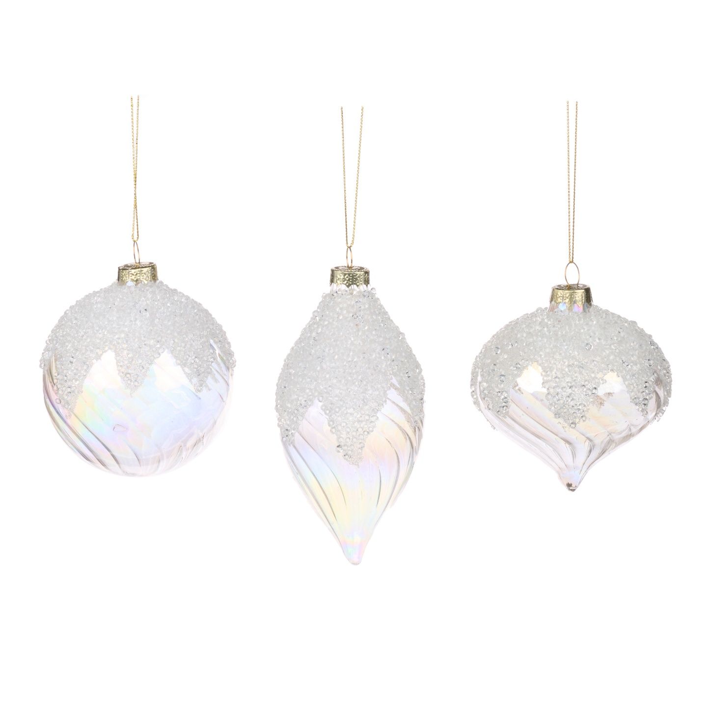 Kopje latte met latte art op een schoteltje en een lepel. 