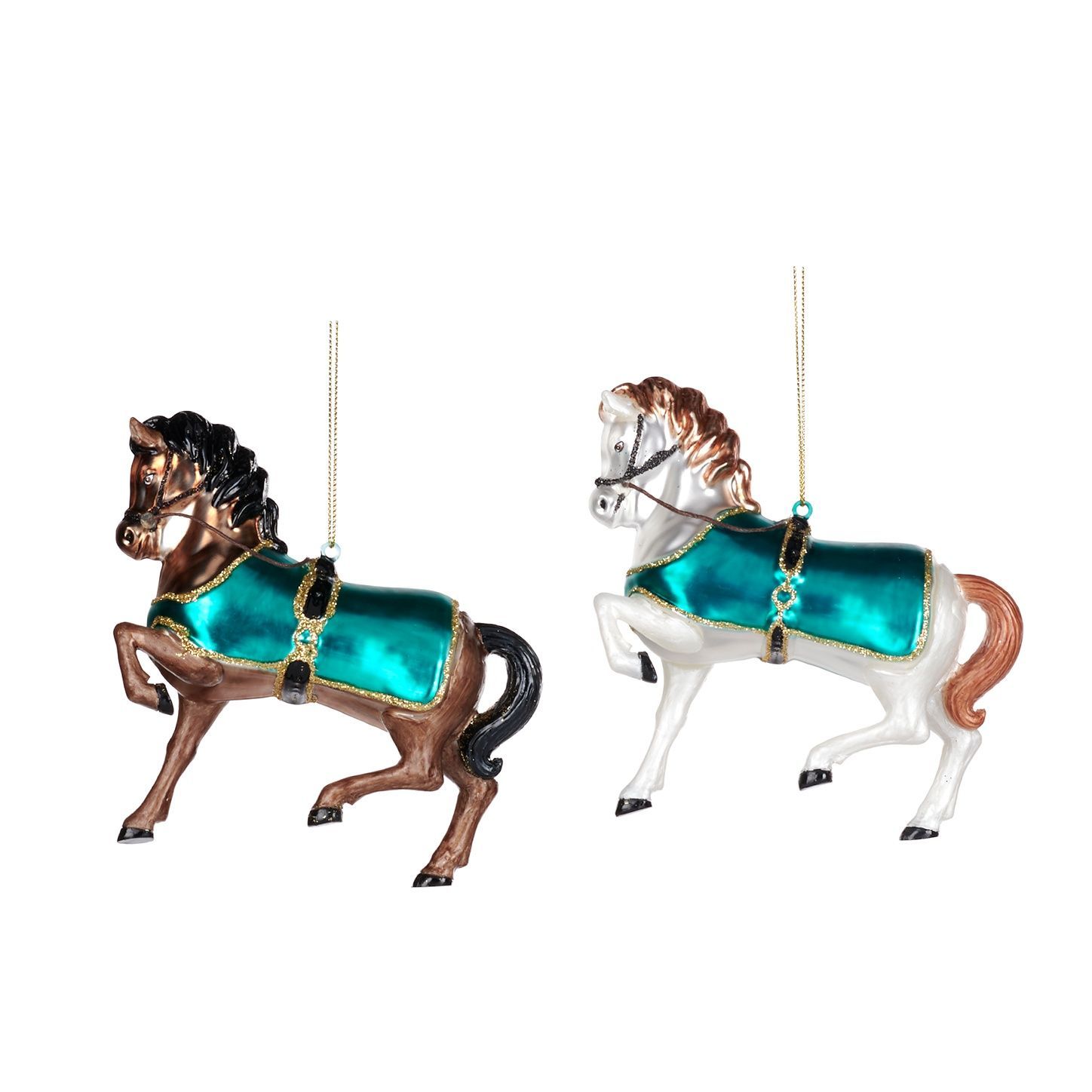 Kopje latte met latte art op een schoteltje en een lepel.