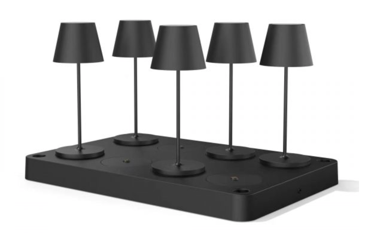 Fünf schwarze Tischlampen auf einem rechteckigen schwarzen Sockel.