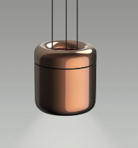Kupferfarbene zylindrische Pendelleuchte, aufgehängt an drei schwarzen Kabeln.