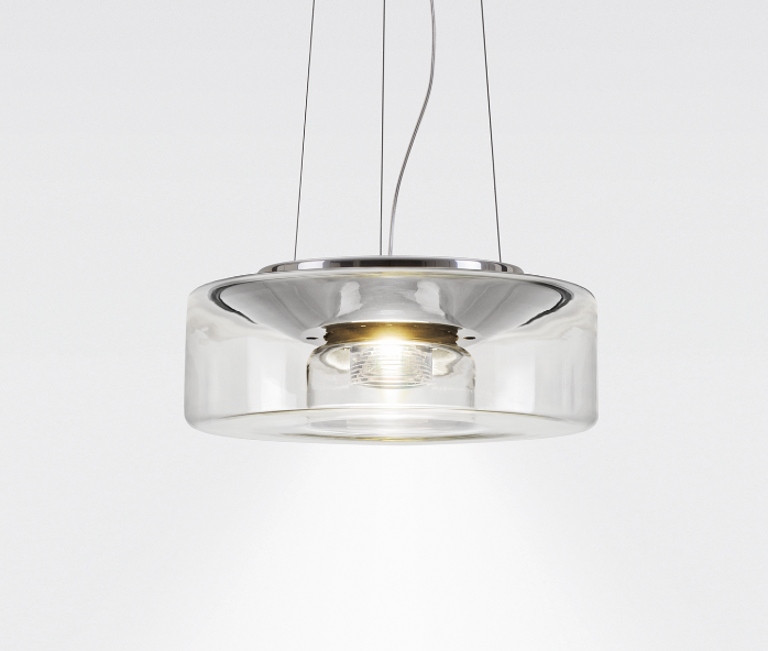Hängeleuchte aus klarem Glas und Chrom, die vor einem weißen Hintergrund hängt.