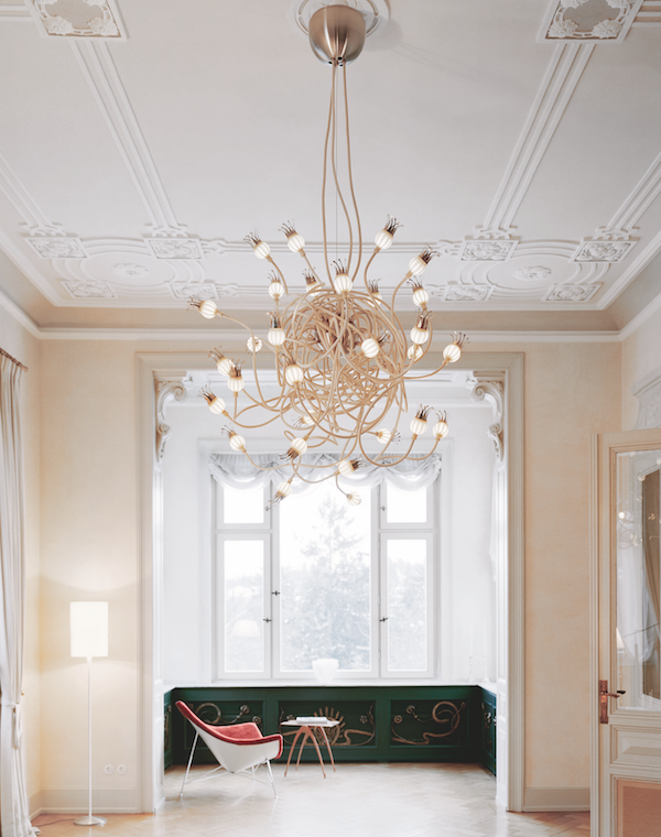 Eleganter Raum mit verzierter Decke, modernem Kronleuchter, Fenster mit Stuhl, grüner Wand und Stehlampe.