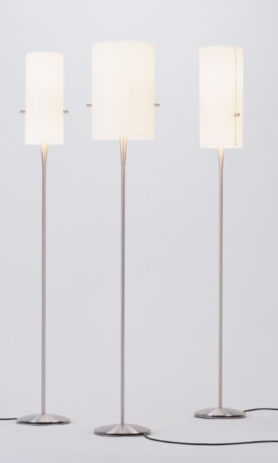 Drei moderne, silberne Stehlampen mit weißen rechteckigen Schirmen vor weißem Hintergrund.