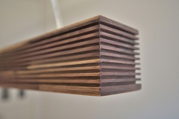 Rechteckige Holzleuchte mit horizontalen Lamellen.