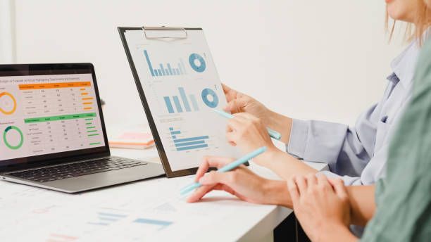 People Meeting Discuss Project Plan and Financial Results in Office | Hornsby, Nsw | Ronald Smith & Co