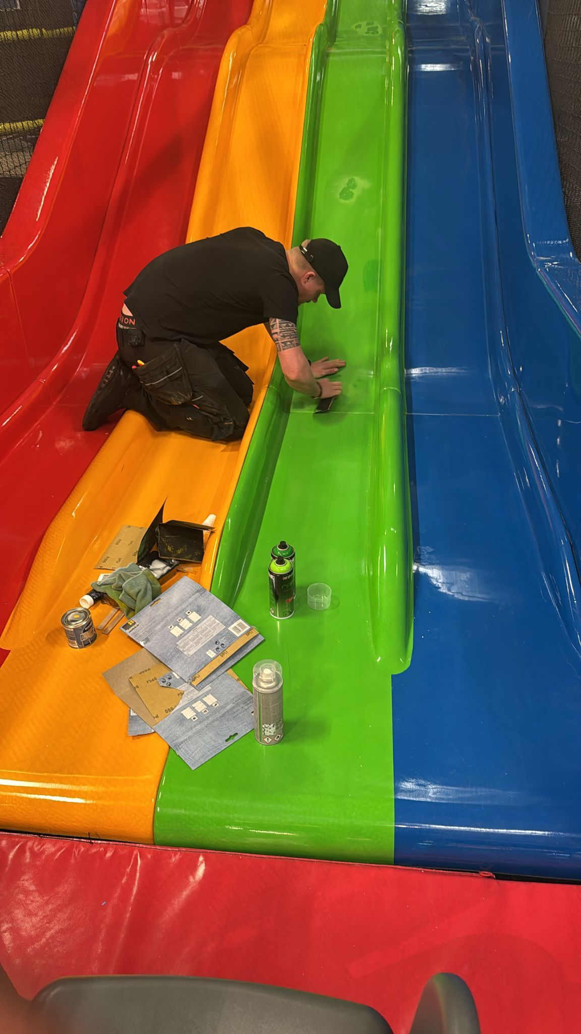 Een persoon speelt in een ballenbak gevuld met blauwe en witte ballen.