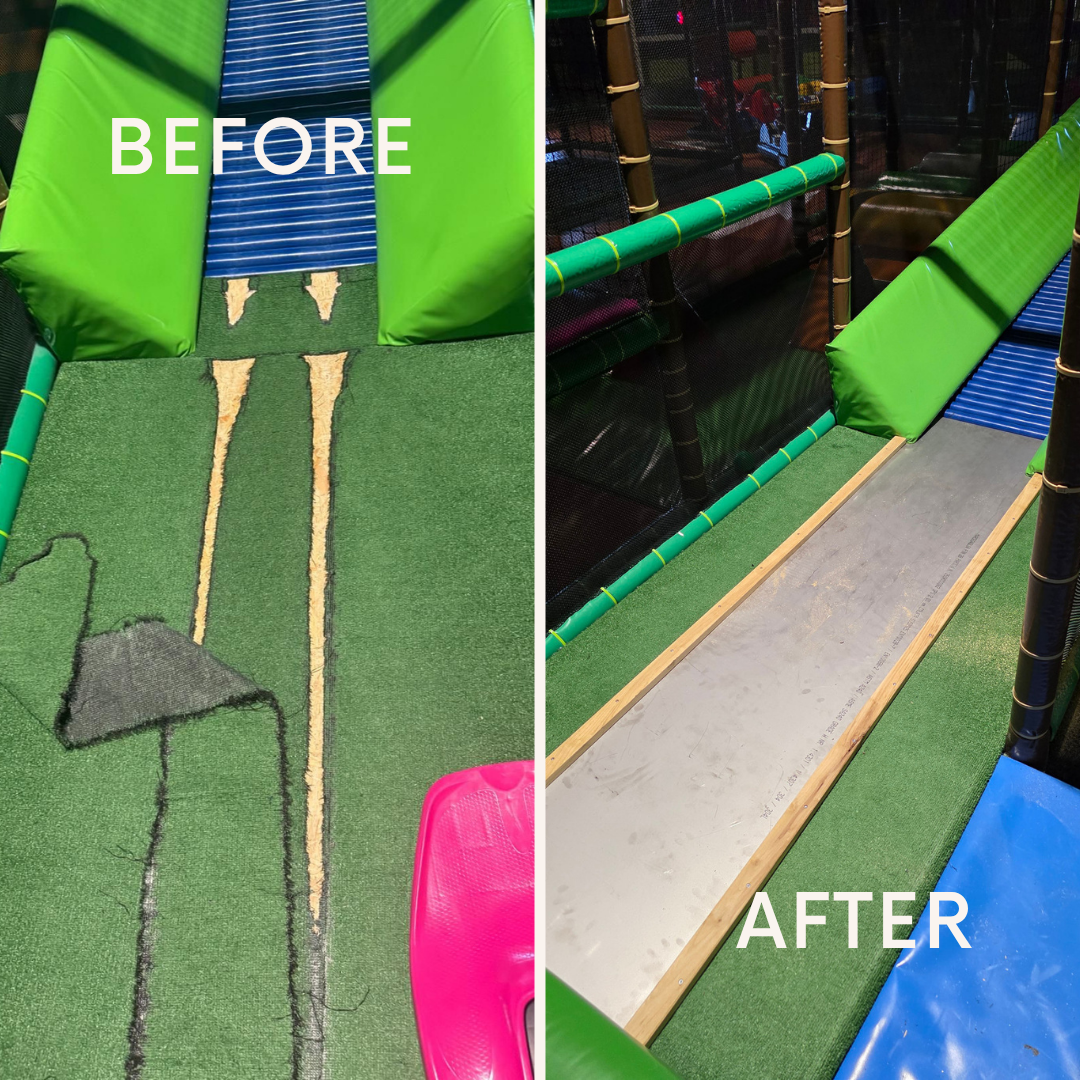 Een stapel blauwe en witte plastic ballen in een ballenbak.