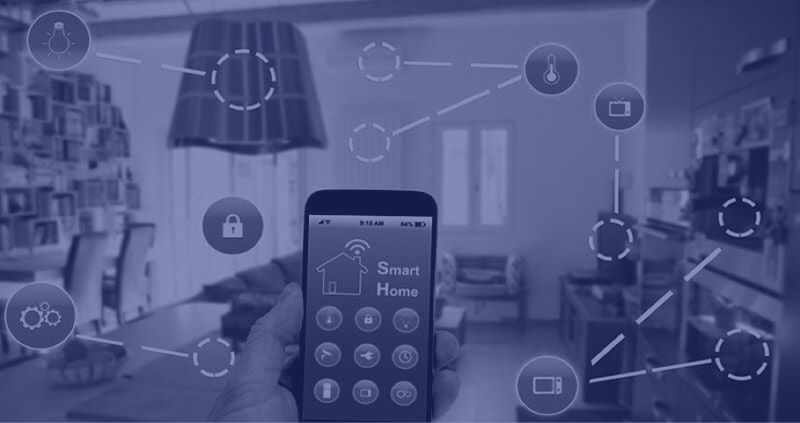 Teléfono inteligente controlando dispositivos domésticos inteligentes en una sala de estar, con un tinte azulado.