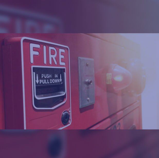 Caja roja de alarma contra incendios con instrucciones para 