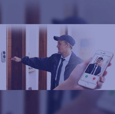 Un hombre llama a la puerta; en su teléfono aparece una videollamada de la misma persona; todo transcurre en un interior.