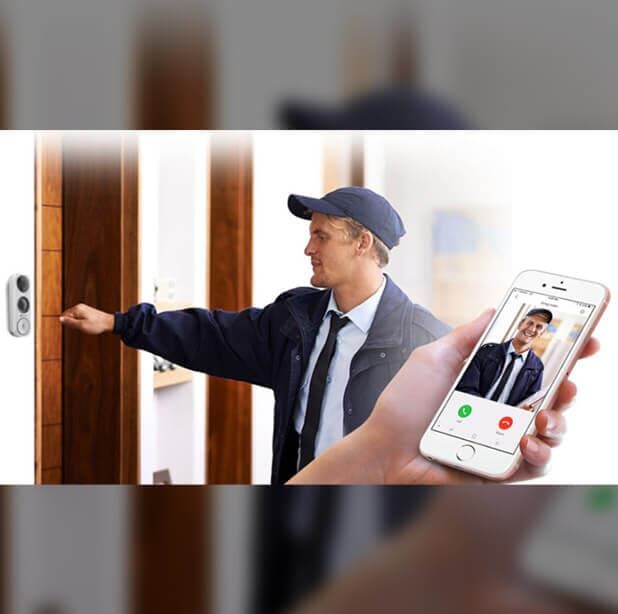 Una persona toca el timbre de la puerta; la imagen se puede ver en un teléfono inteligente.
