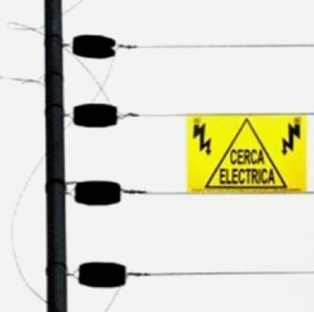 Poste negro para cerca eléctrica con letrero de advertencia: 