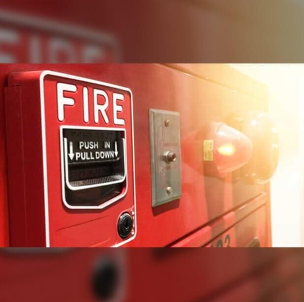 Alarma de incendios roja con pulsador y luz intermitente.