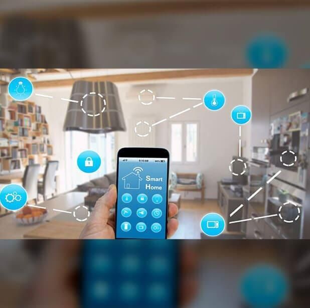 Una mano sosteniendo un teléfono que muestra una aplicación de hogar inteligente, superpuesta con iconos interconectados en una cocina moderna.