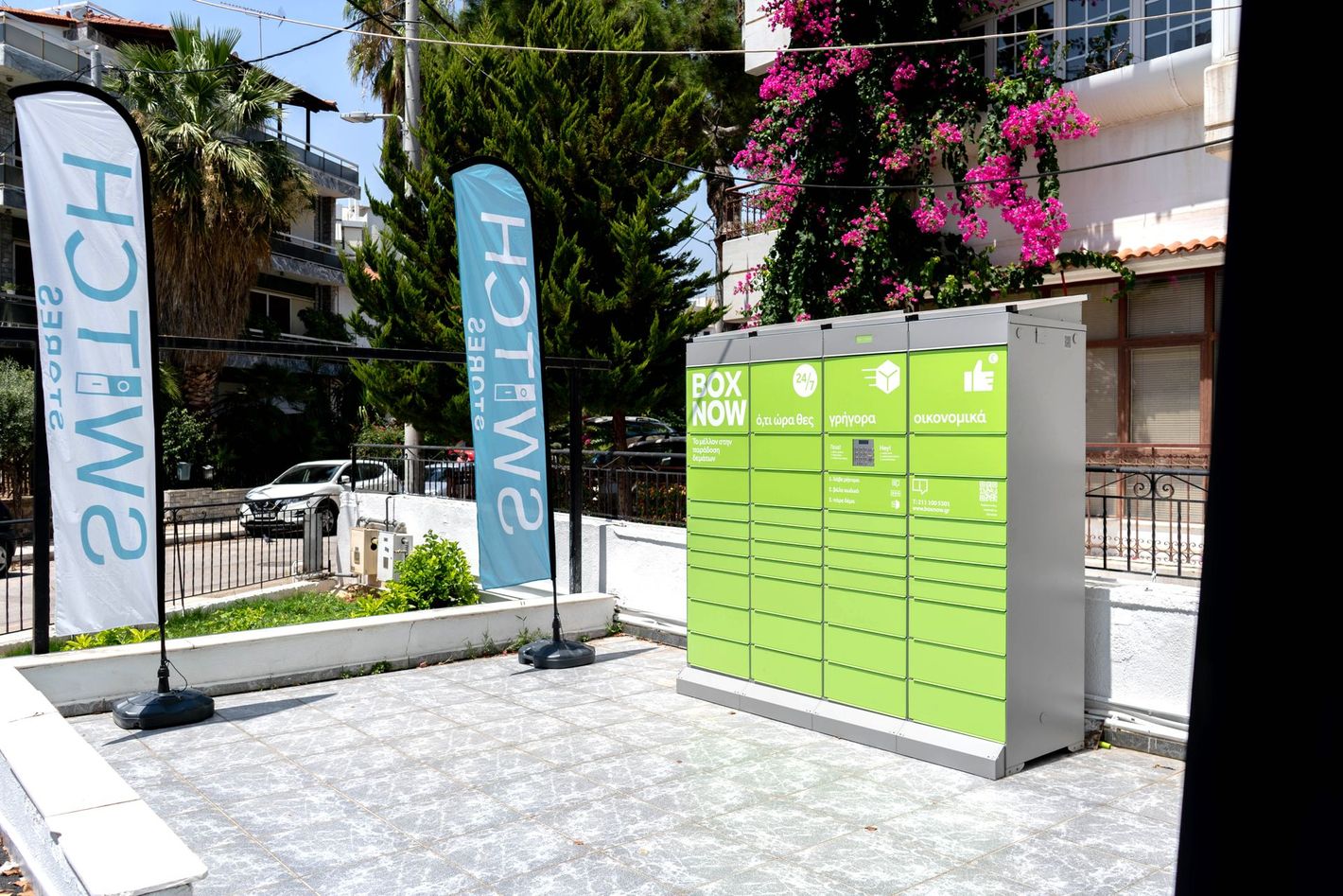 Πράσινο σύστημα ντουλαπιών με σημαίες σε αστικό περιβάλλον.