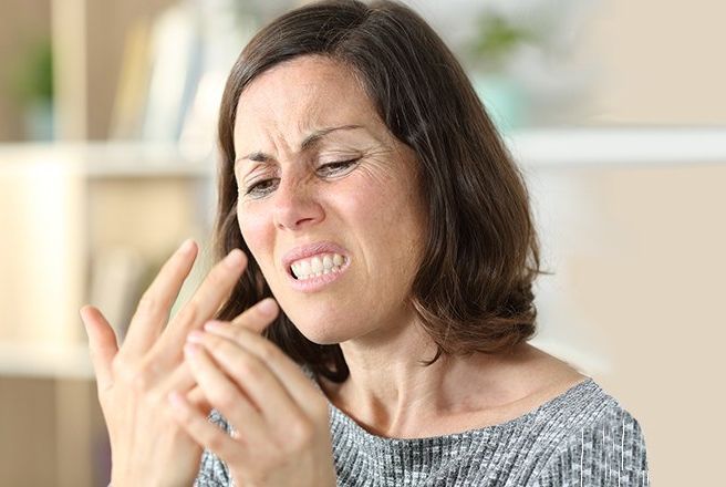 woman with painful fingers