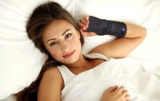 Young Caucasian woman in bed with a night splint.