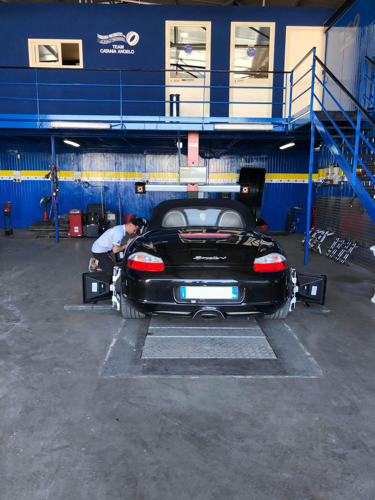 macchina su banchi di prova freni