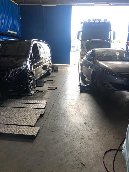 interni officina con veicoli in attesa di essere riparati