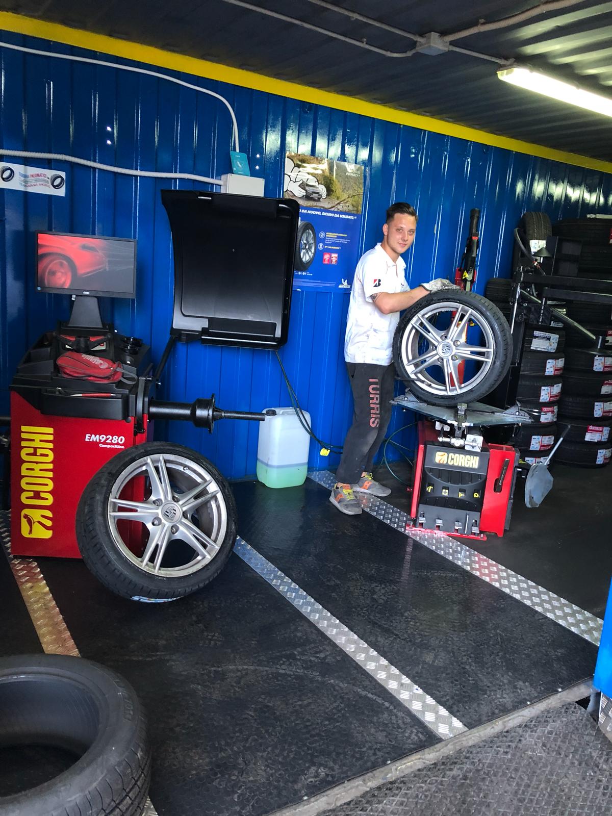 gommista durante la riparazione di una gomma auto danneggiata