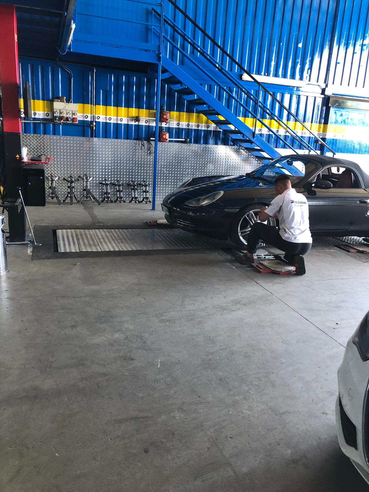 addetto mentre sostituzione degli pneumatici auto usurati