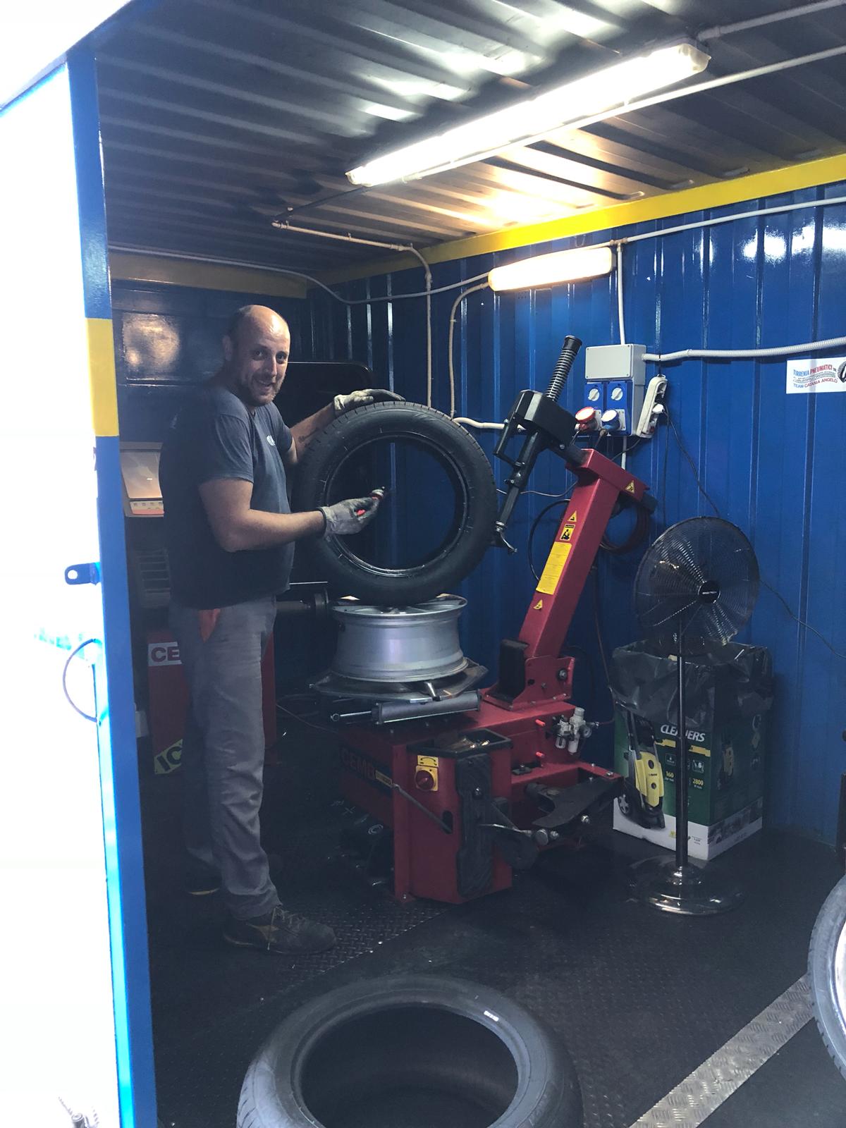 gommista durante la riparazione di una gomma auto