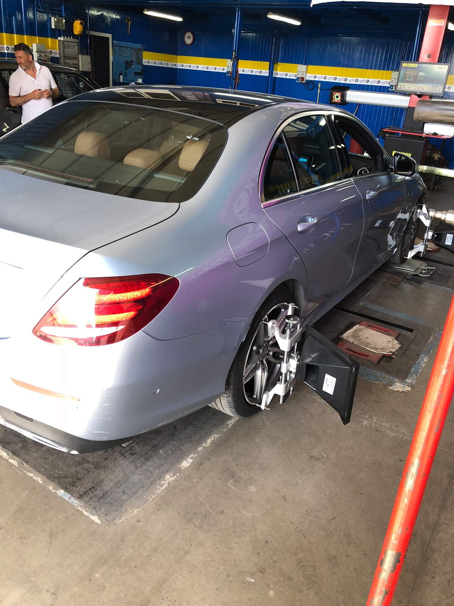 montaggio cerchi in lega in auto berlina