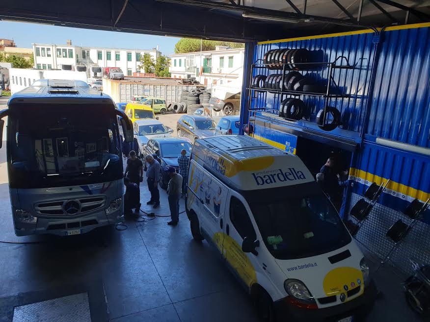 furgoni aziendali in attesa di essere riparati