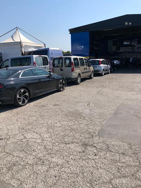 auto plurimarche in attesa di assistenza meccanica
