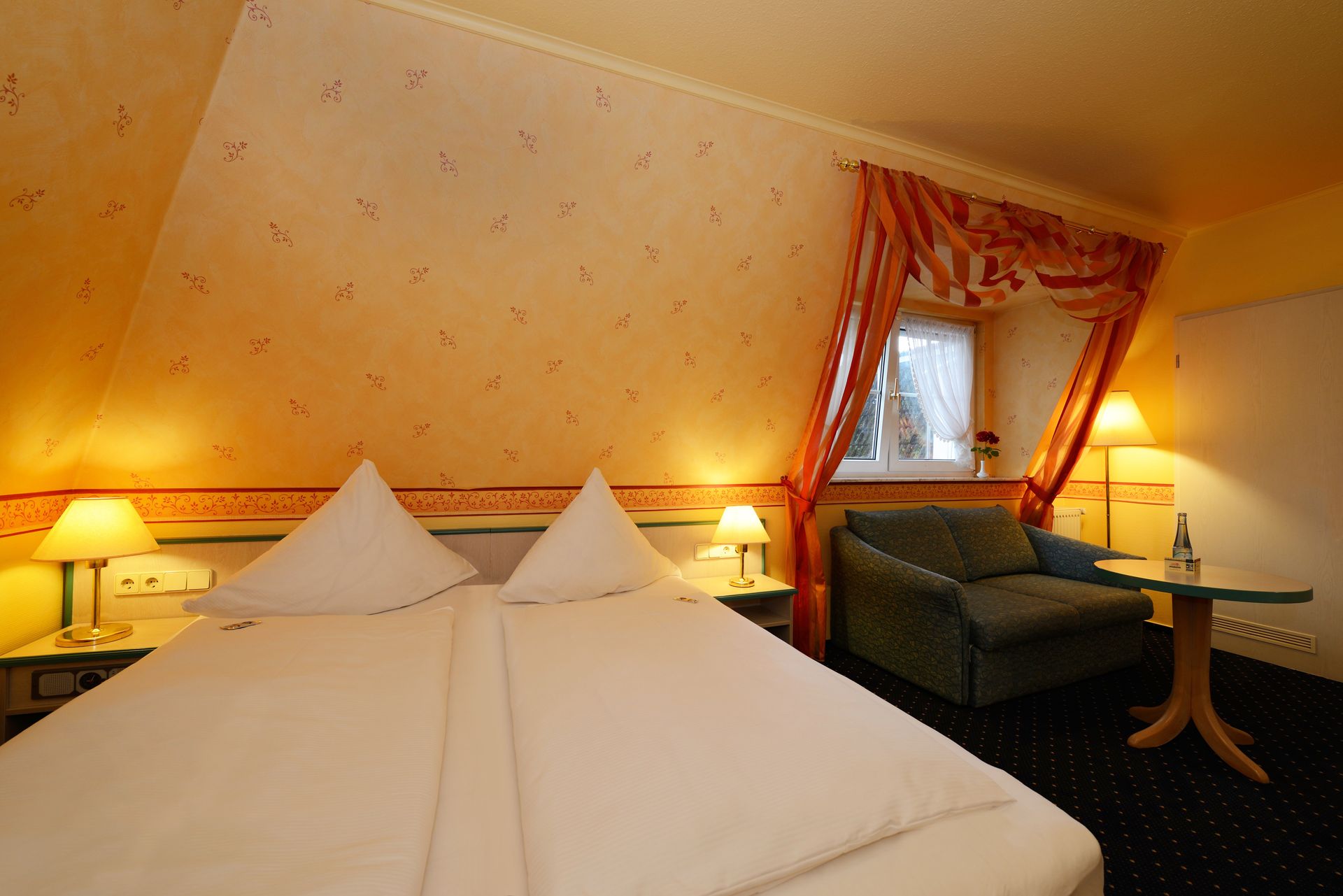 Ein Hotelzimmer mit einem Bett und einer Couch