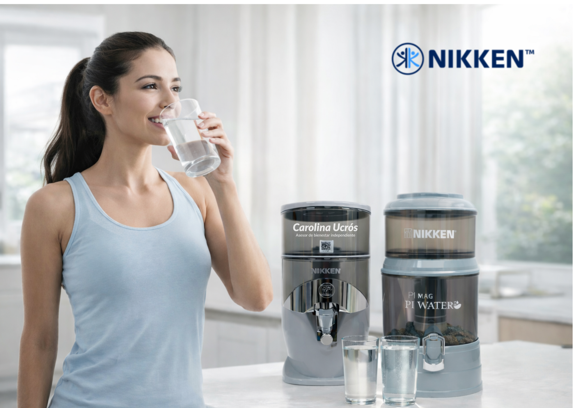 Mujer bebiendo Agua PiMag® junto a sistema de filtración NIKKEN en cocina moderna
