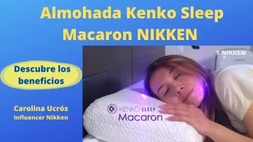 Mujer recostada sobre almohada Kenko Sleep Macaron con texto promocional en fondo azul.