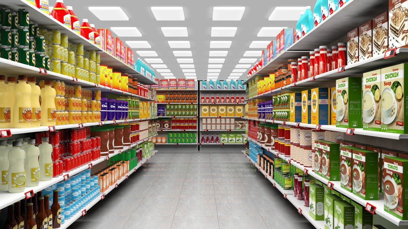Spaziosa corridoio del supermercato, zuppe nella estanteria della destra,salse e bozzime preparate a sinistra