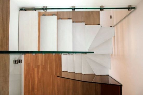 scale con gradini bianchi e parapetto in vetro