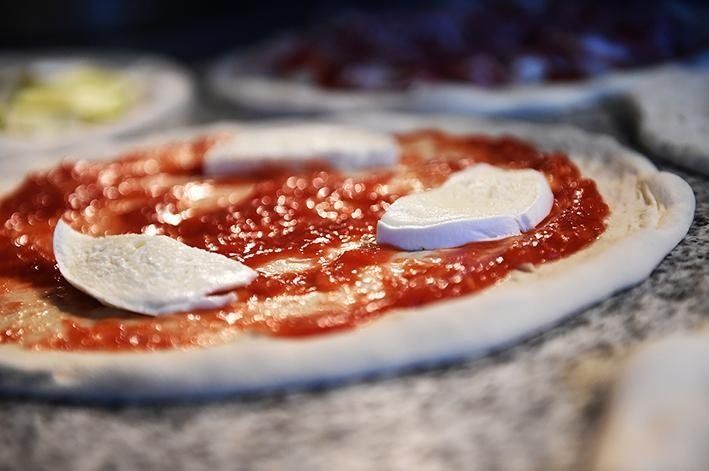 pizza con pomodoro fresco e mozzarella di bufala