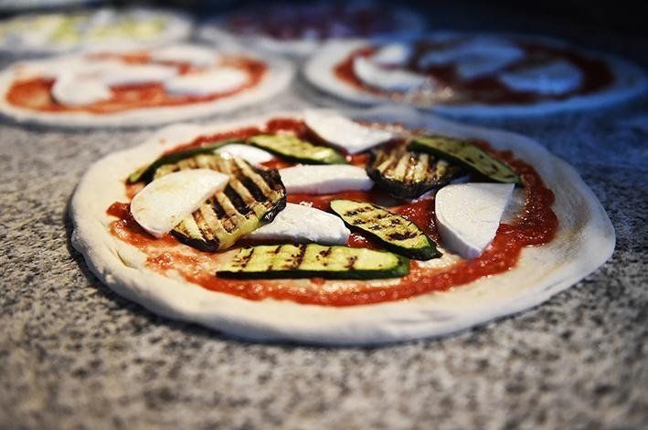 pizza con zucchine grigliate e mozzarella