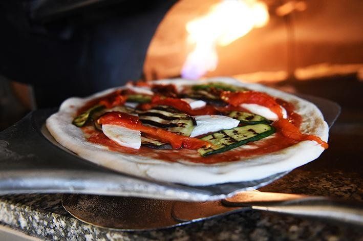 pizza cotta in forno a legna