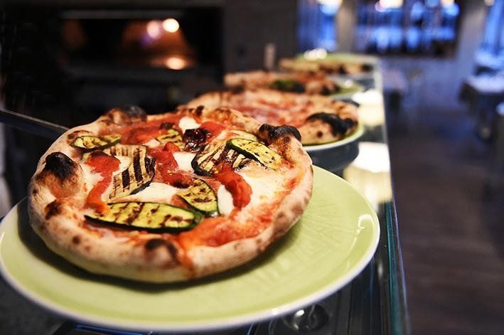 pizza con zucchine, peperoni e cipolla