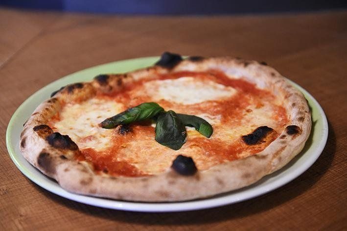pizza margherita con basilico fresco