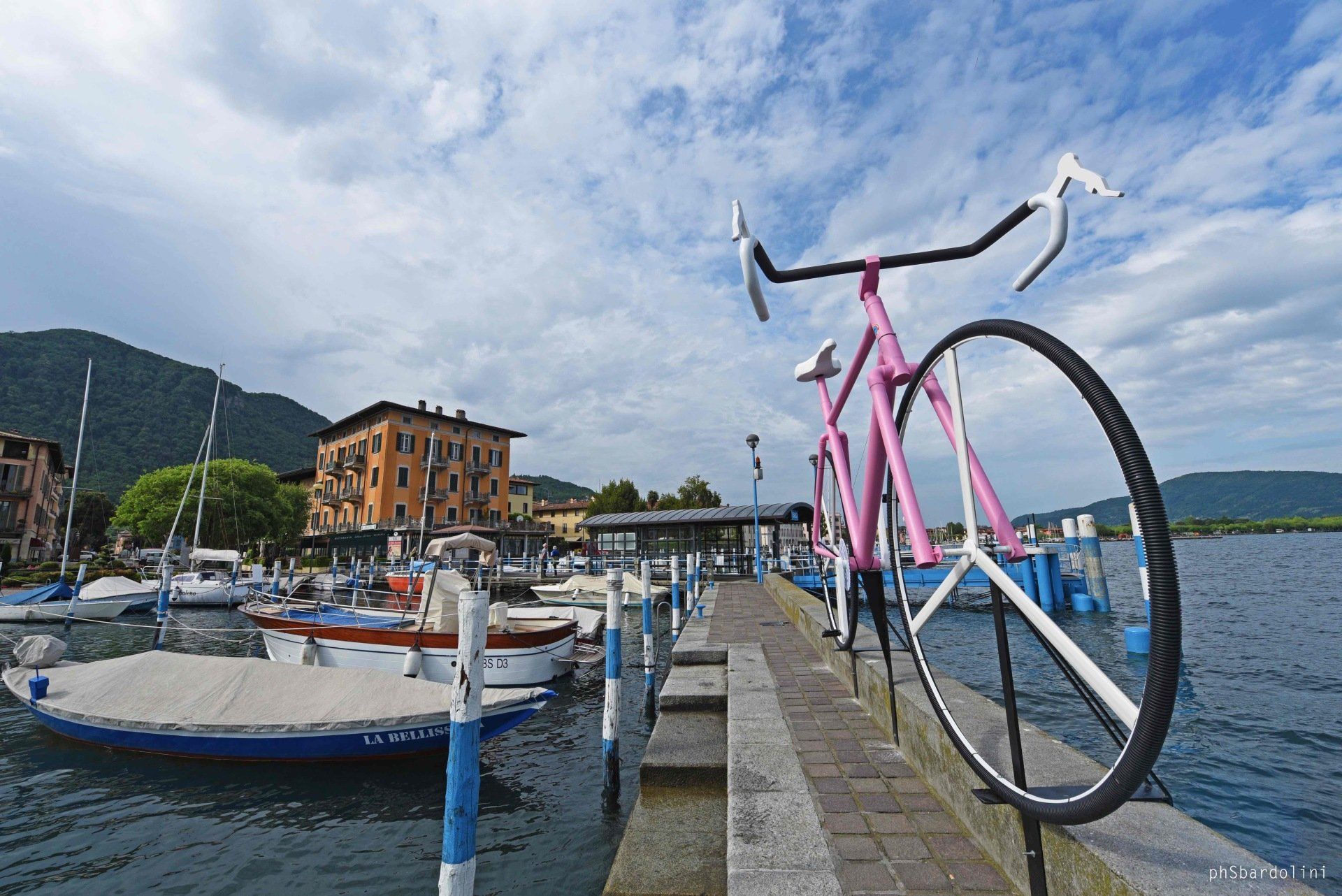 Bicicletta rosa sul pontile del lago d'Iseo