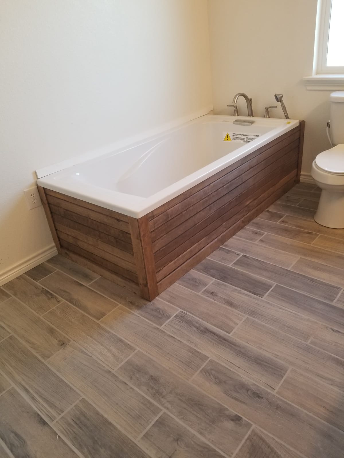 wood bathroom flooring and tub
